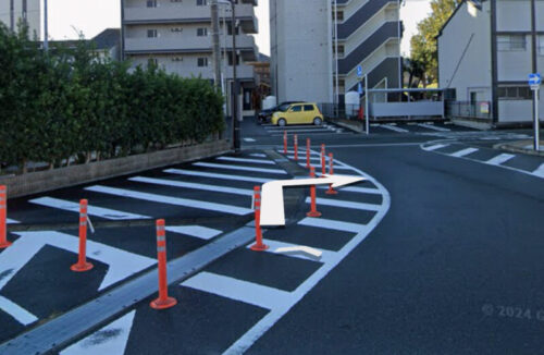 右折して県道326号に向かう