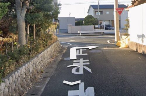 200m先で右折して東海道/国道257号に入る